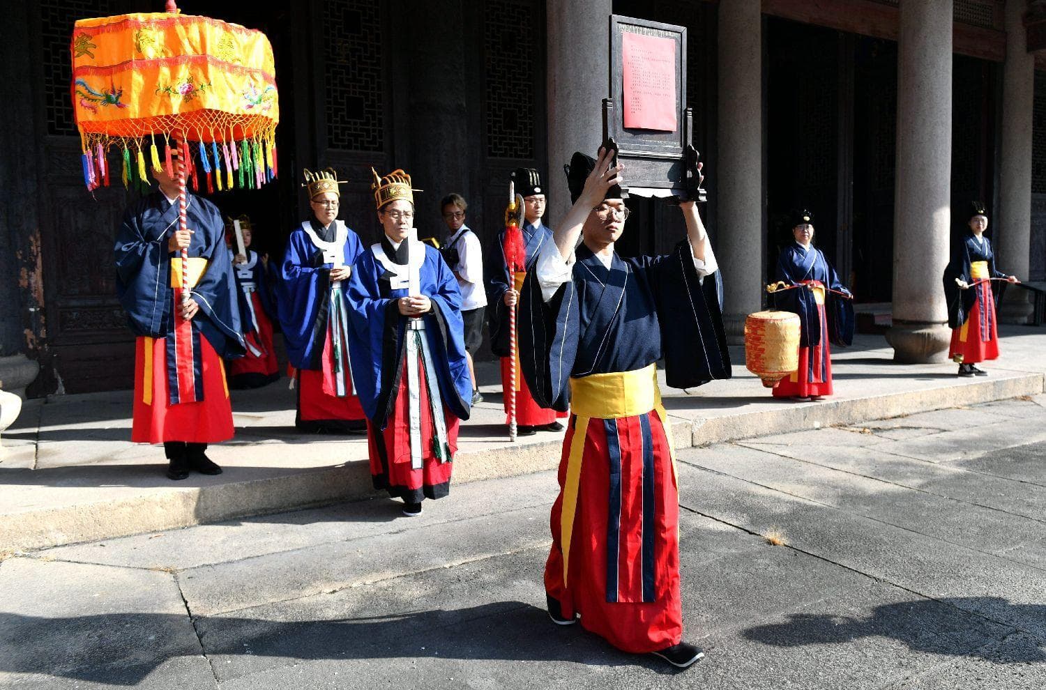《史记》如何从史实陈述中塑造廉洁文化？