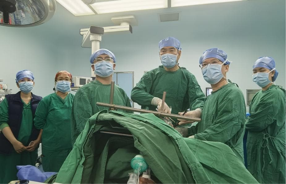 精准微创，点亮生命希望：单孔胸腔镜手术为白血病合并胸腺瘤患者带来福音