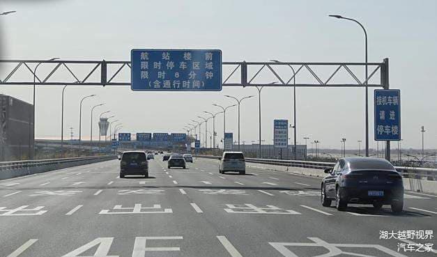 高速上开车如何保持车距，老有人插队导致车距缩短，应该如何处理
