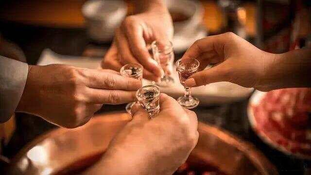 酒桌风云：你不可不知的喝酒顺序与礼仪