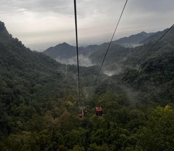 成都青城山简介：道教圣地与自然奇景的奇幻之旅