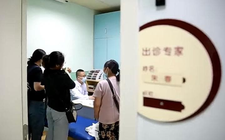 宝宝的睡姿很重要，睡不对头型不好看