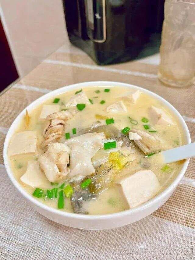鱼头豆腐汤这样做吃过一次就爱上，汤最浓郁又鲜美，一滴也不剩