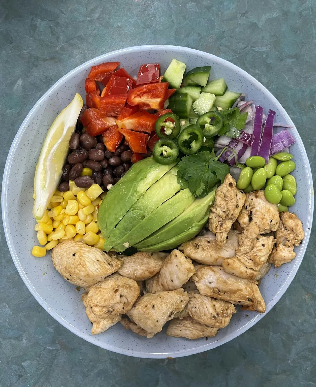 牛油果鸡肉沙拉和三文鱼藜麦碗：健身餐界的网红组合！