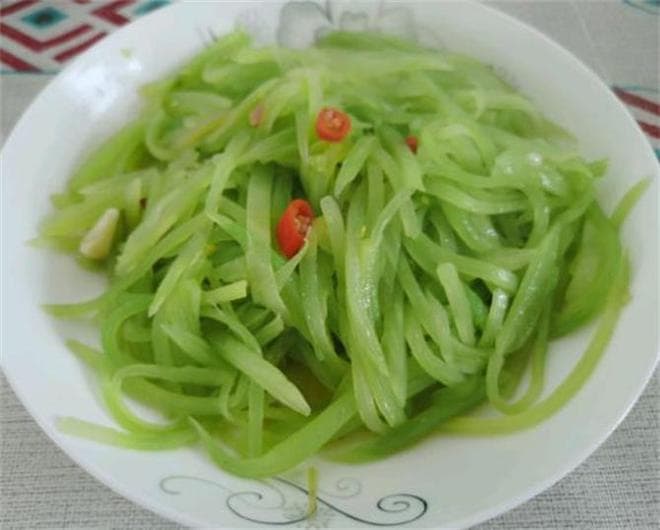 莴笋不适合直接爆炒，这样做素炒莴笋丝，口感爽滑