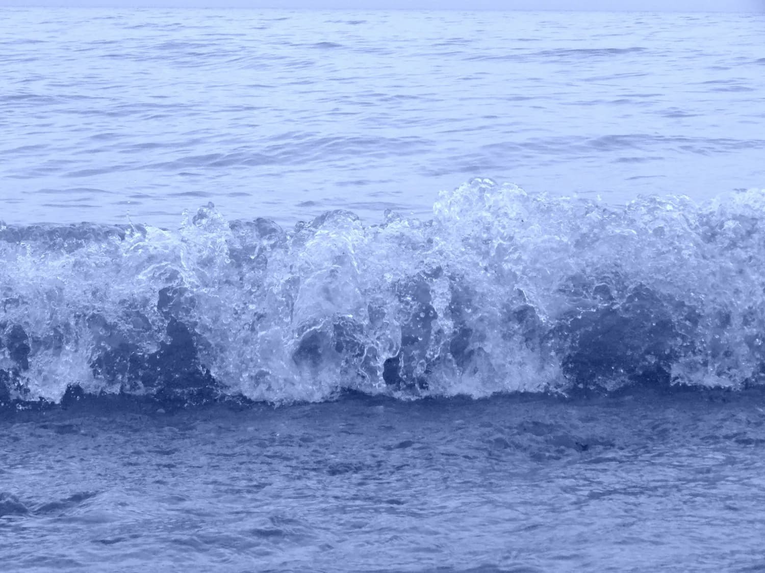 瑞利散射揭秘：海浪为何蓝得如此梦幻？