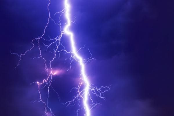 雷电流的特点是什么？雷电形成的瞬间电流可达多少安培？
