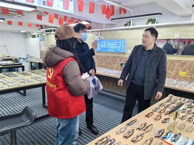 上经贸大学子沉浸式参与基层治理，开学前留给社区一份特别的礼物