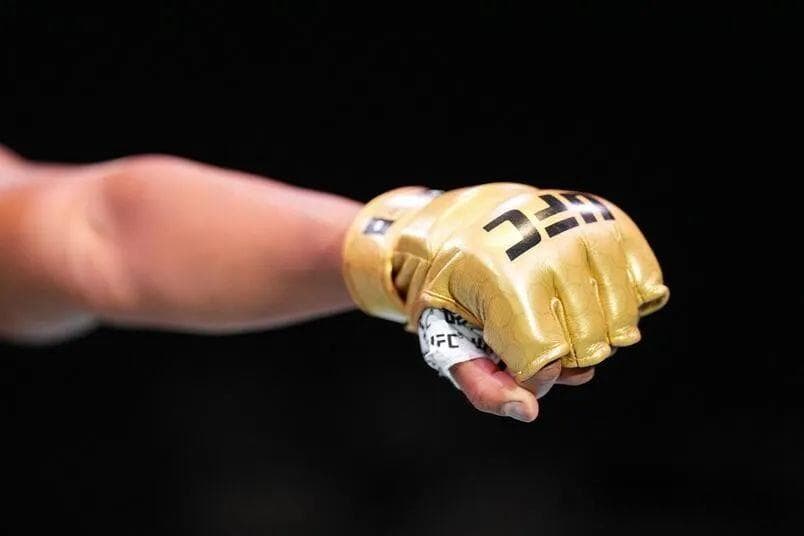 UFC推出新款拳套：创新设计解决戳眼和手部受伤问题