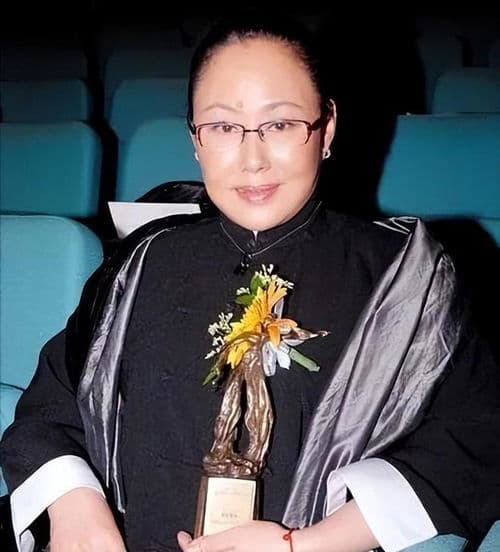 74岁斯琴高娃自曝近况：身体状况良好，继续坚持演艺事业