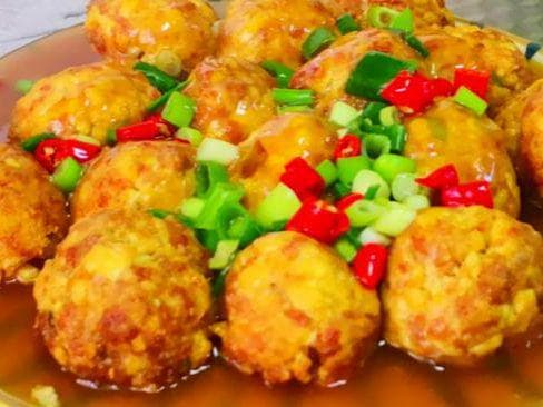 制作肉丸子，要想达到滑嫩的口感，关键在于选材、调味等精细操作