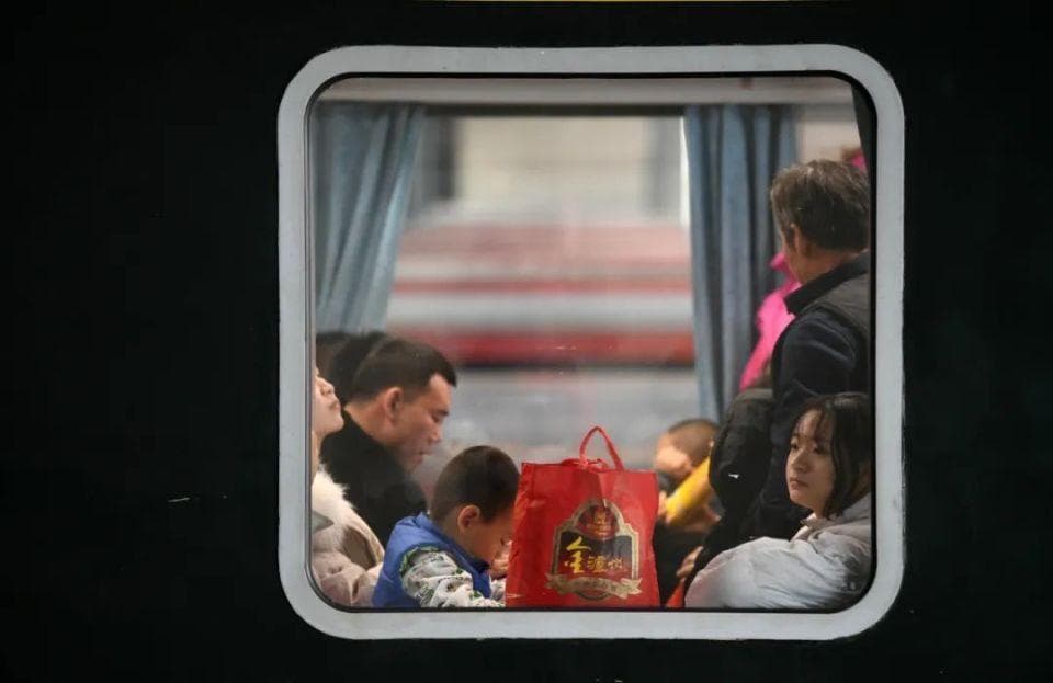 中国最大的时代变迁，正在春节的火车站发生