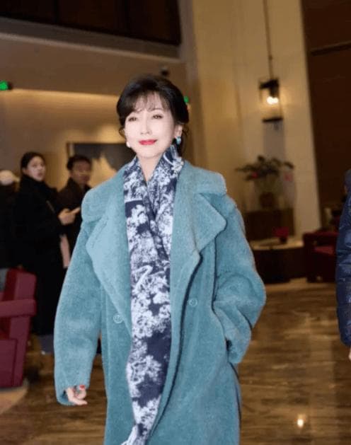 70岁赵雅芝：优雅永不过时，时尚与年龄无关