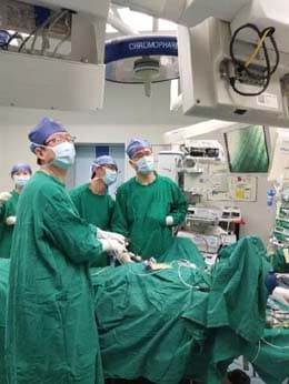 北京积水潭医院成功实施双镜联合手术切除胃间质瘤