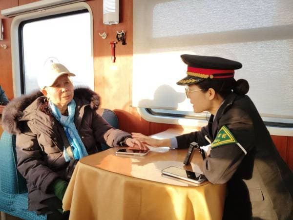 温情守护回家路：列车长暖心相助离家出走老人