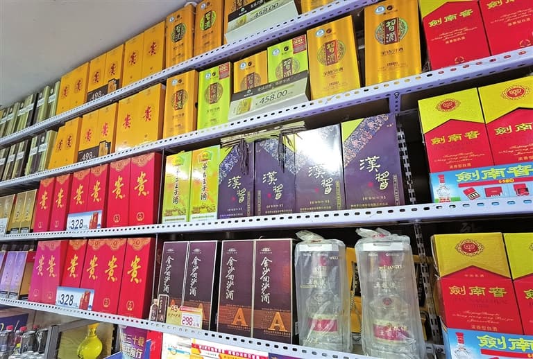 名酒价格线上线下差异大，过度追低不可取