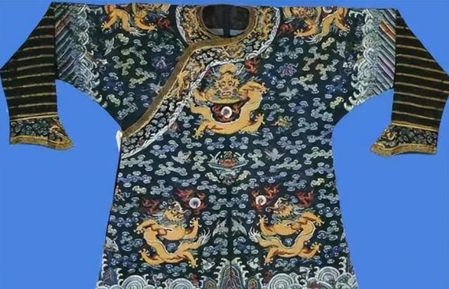 从龙袍到蟒袍：清王朝的服饰形态产生哪些变化？地位上有何差异？