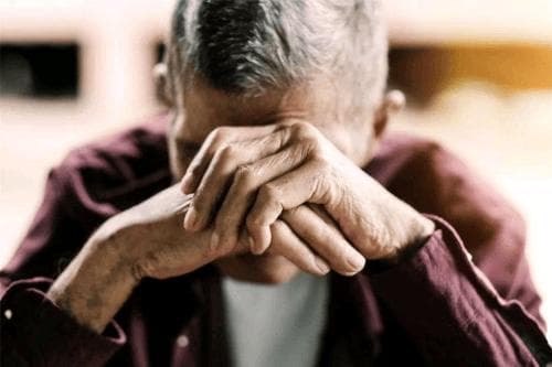 为什么老年人失眠要慎服安眠药？背后暗藏的危害，好多人都浑然不知！