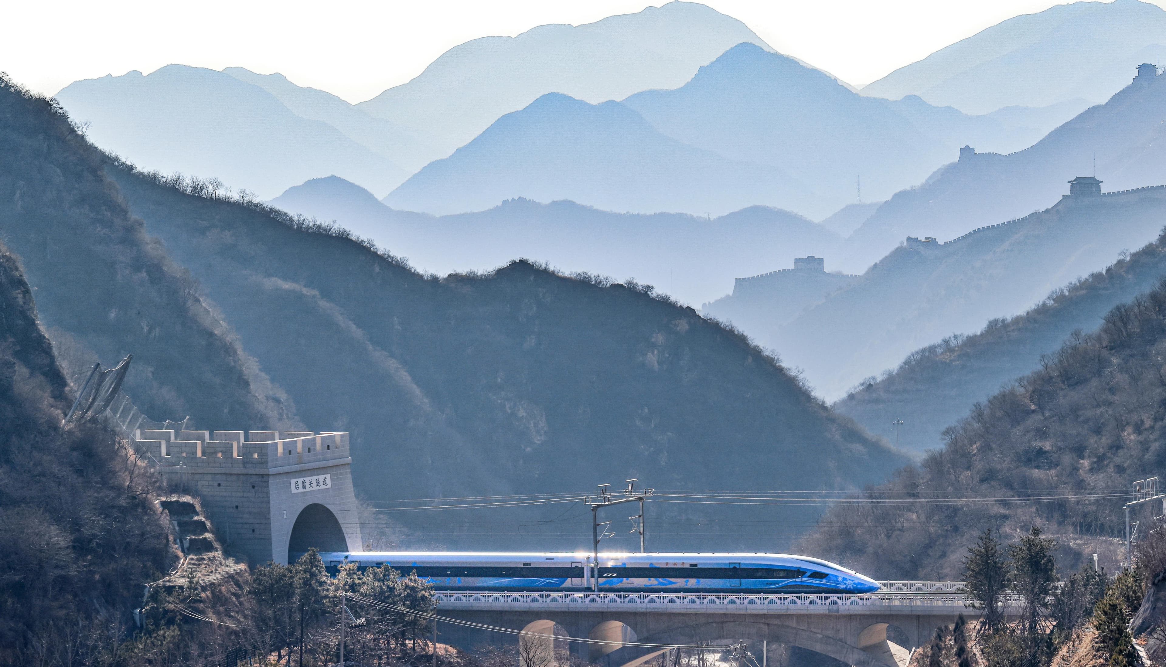 新春走基层·活力中国行丨坐着京张高铁去滑雪