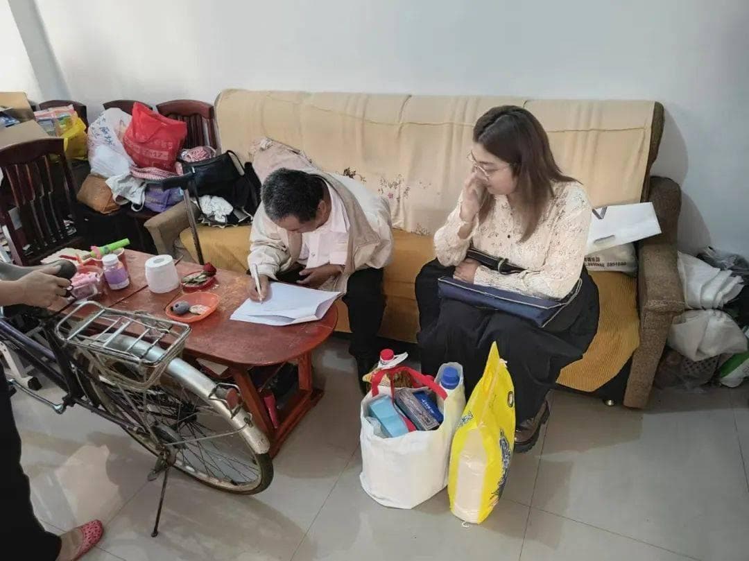 暖心帮扶 助力困难职工解困脱困