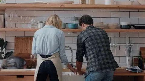 “洗碗”用英语怎么说？真的不是“wash the bowl”！