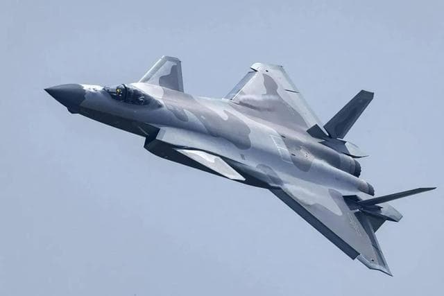 歼-20超越F-22，竟是美国军工“造假”倒逼？真相惊人