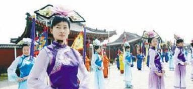 满族礼仪文化：从见面礼到婚姻习俗的深厚传统