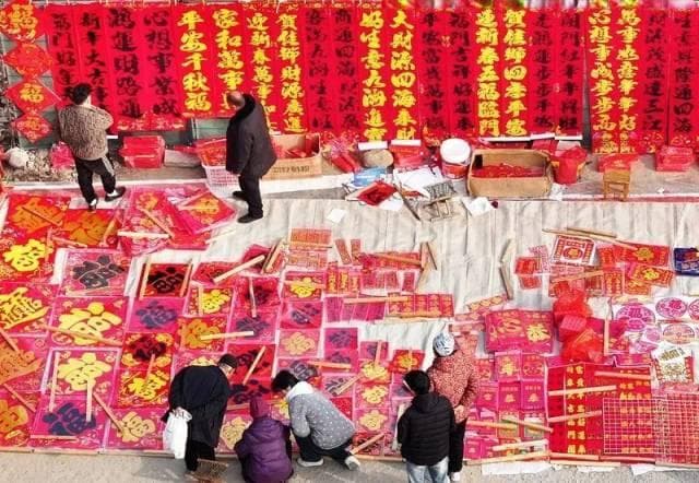 玩梗春联，抽象年货：年轻人在过一种很“新”的年