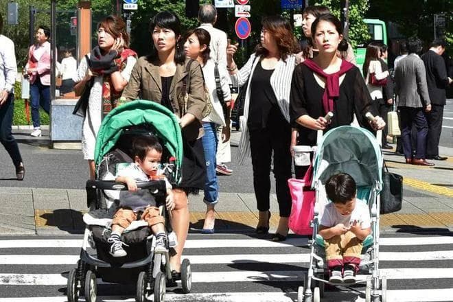 当年轻人被“逼入绝境”：韩国生育率危机背后的深层原因