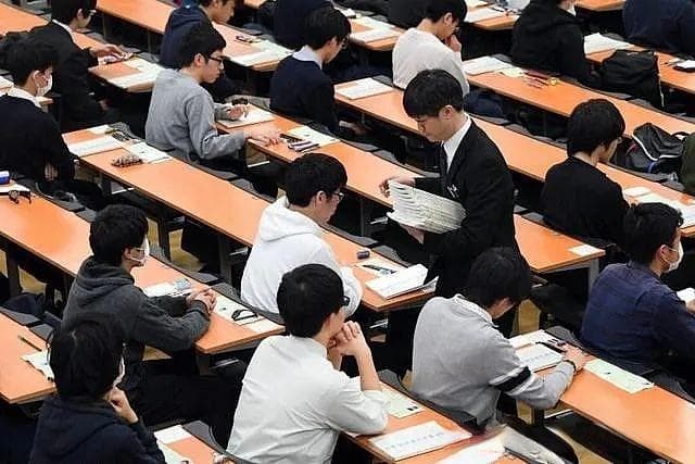 日本高考制度详解：考试科目、评分方式及与中国高考的对比