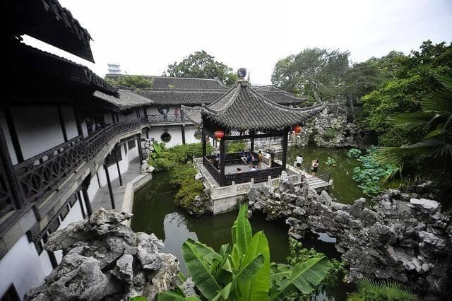 扬州何园的魅力探秘，古典园林的典范之作，伴手礼首选西湖风味