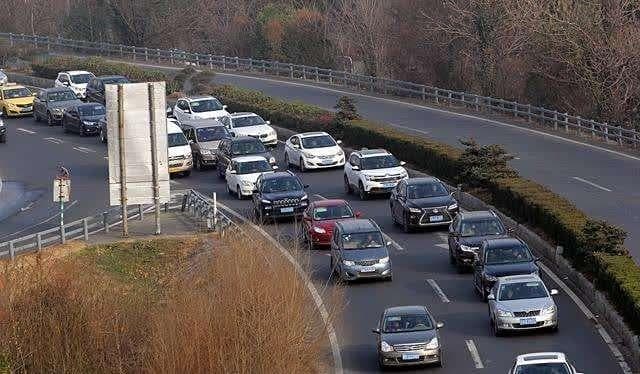 春节长途自驾：电动车与燃油车的真实对决