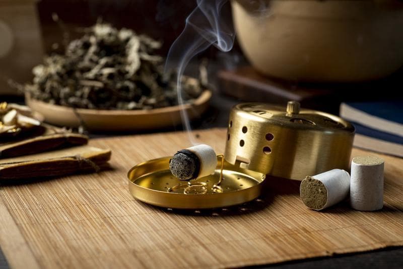 王祖贤开设艾灸馆引发关注，详解艾灸疗法的科学原理与实用功效