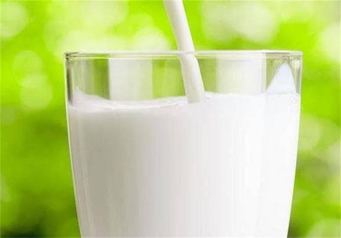 羊奶、牛奶有啥区别，哪种营养价值高？羊奶粉为啥这么贵？