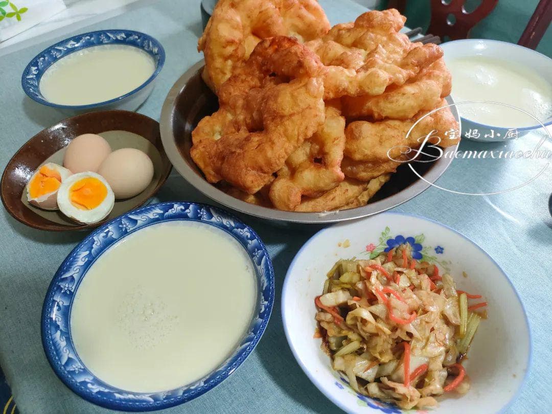 北京一家的油饼配豆浆早餐火了，用盆上真实惠，网友：太馋人了，快上做法