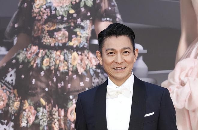 62岁刘德华获颁银紫荆，赶超黎明比肩成龙发哥，他回应：非常荣幸