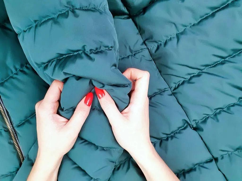 买了没几年的羽绒服，怎么就不保暖了？原来很多人做错了这 2 点！