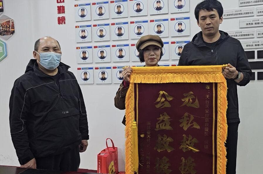 天台这名队员暖心救助摔倒老人，“扶”起社会正能量