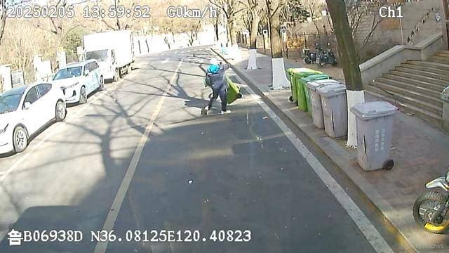 大风吹倒垃圾桶 ，公交司机及时清障保安全
