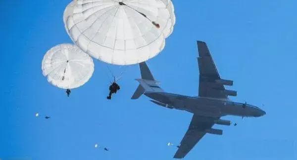 从物理学角度分析，蚂蚁从万米高空落下，最终会摔死吗？