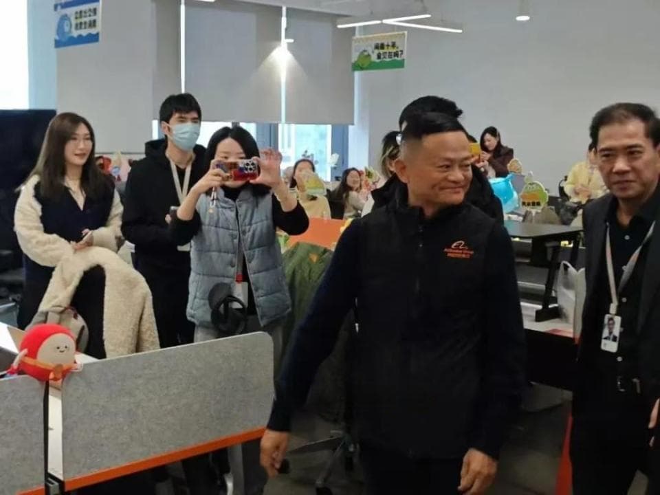马云现身阿里园区；范禹兼任饿了么CEO；马斯克财团收购OpenAI遭拒 | 晚报