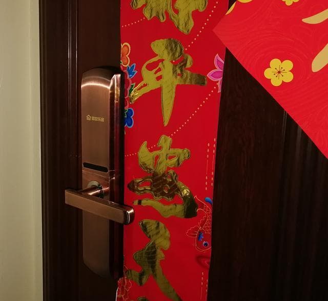 春联贴在防盗门哪里？这份实用指南请收好
