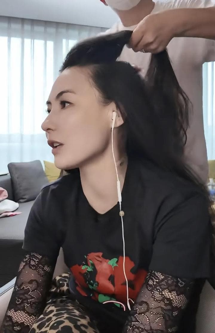 张柏芝产后首秀亮相机场，贴头皮造型引关注