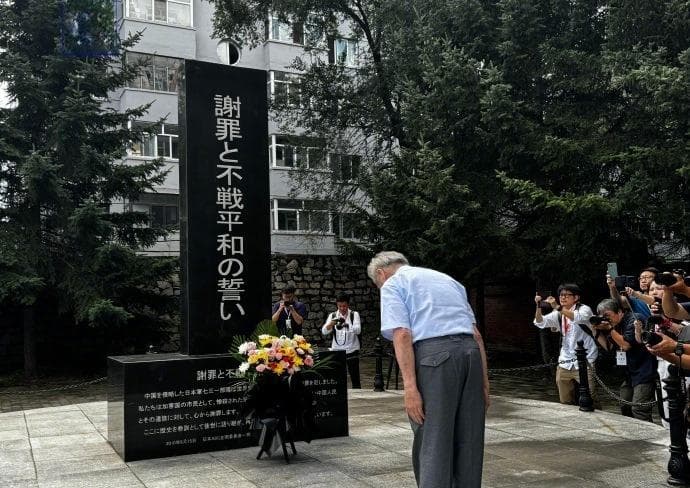 日本要想在国际上昂起头，必须先在历史面前弯下腰