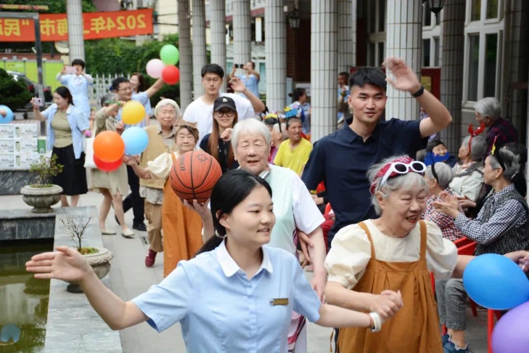 耄耋老人变身“模特”，热闹过端午
