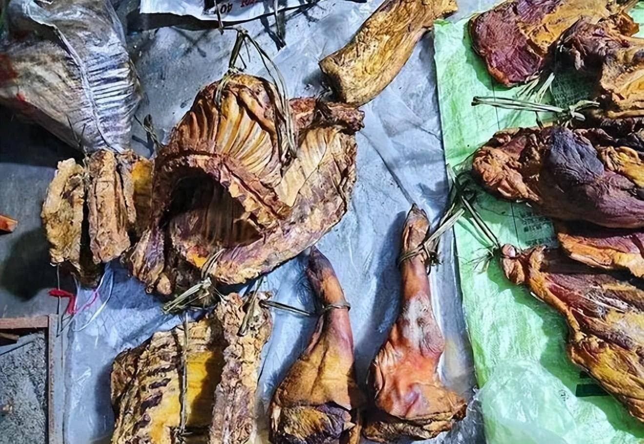 咸肉腌制用盐水，腊肉则需风干熏，口感风味各不同