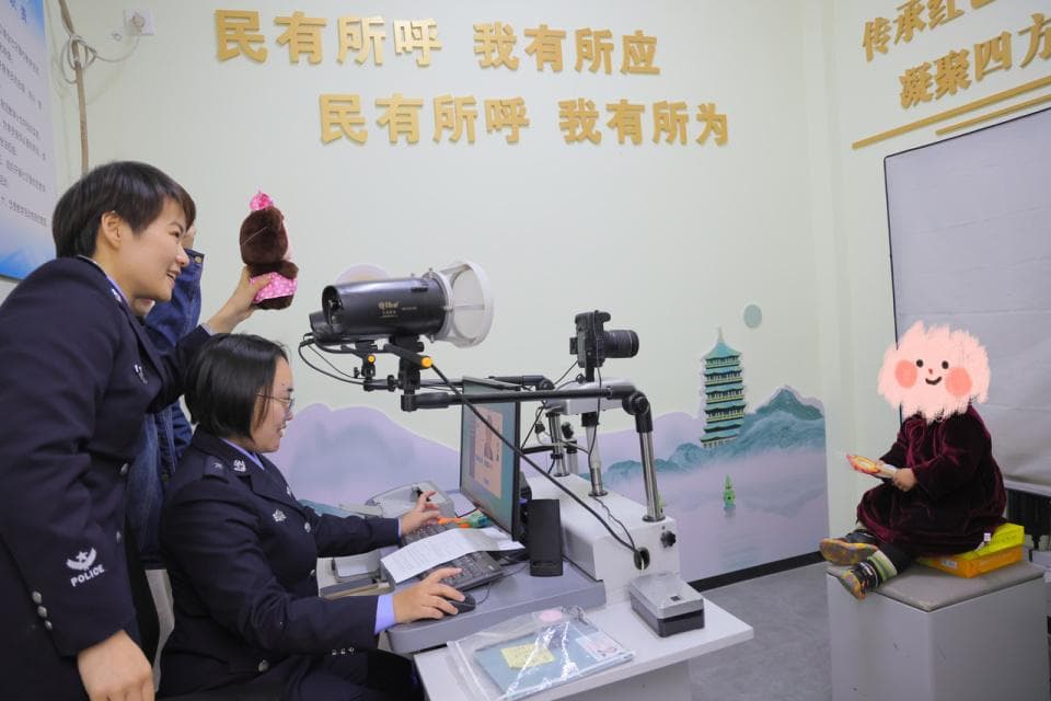 深色衣服、发夹发胶、护手霜一应俱全 杭州这里不出小区也能办理身份证