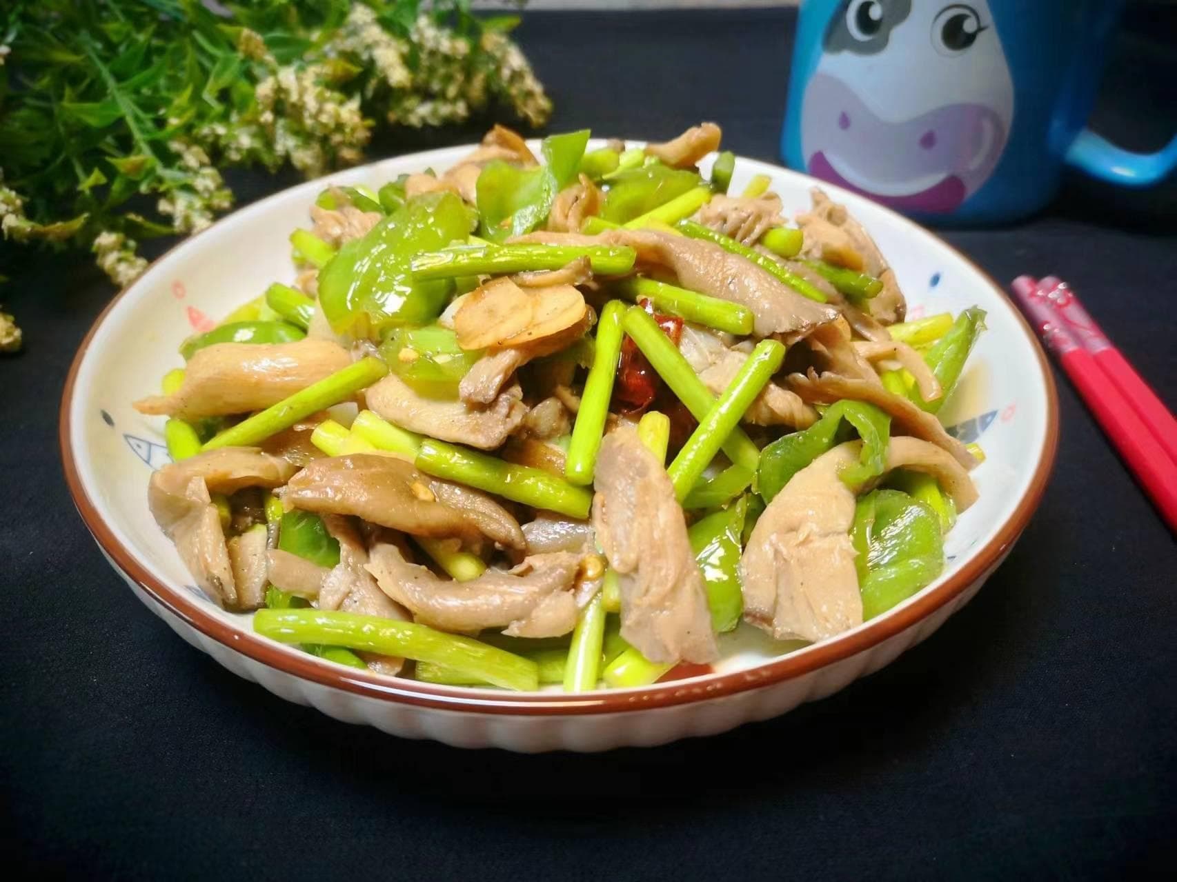 蒜苔炒蘑菇：夏季清爽下饭菜，简单易做又营养
