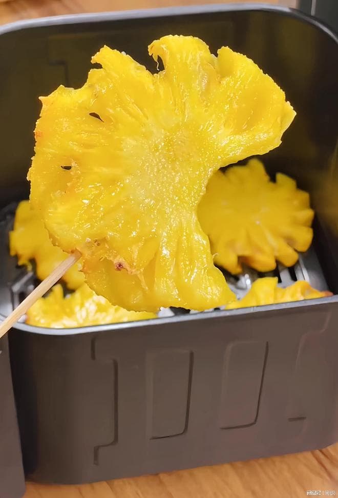 蜜汁烤菠萝：简单几步，让菠萝变身香甜脆爽的美味小食