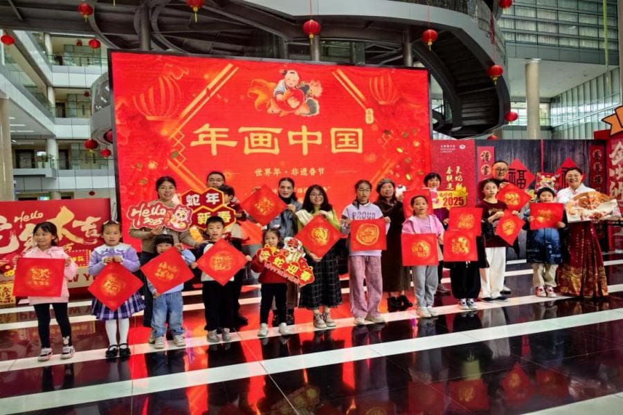 新春·进莞来团聚 | 在图书馆里制作年画，感受年味